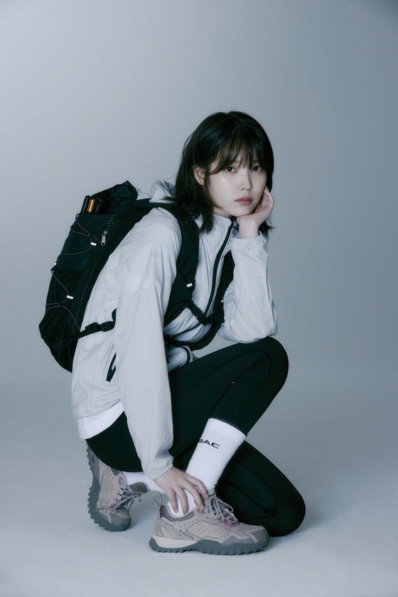 IU, a beauty that cannot be hidden even in mountaineering clothes... The atmosphere rises with a hash cut