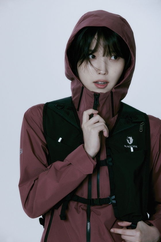 IU, a beauty that cannot be hidden even in mountaineering clothes... The atmosphere rises with a hash cut