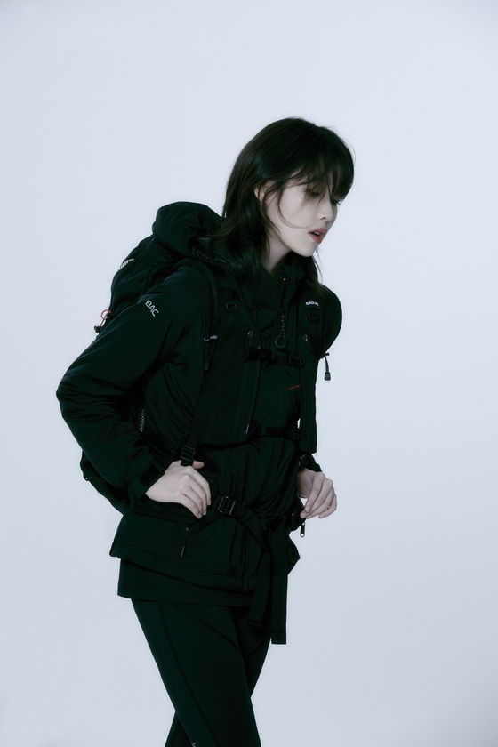 IU, a beauty that cannot be hidden even in mountaineering clothes... The atmosphere rises with a hash cut