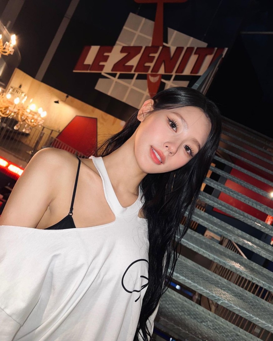 (G)I-DLE Mi-yeon, bold shirt fashion with undone buttons
