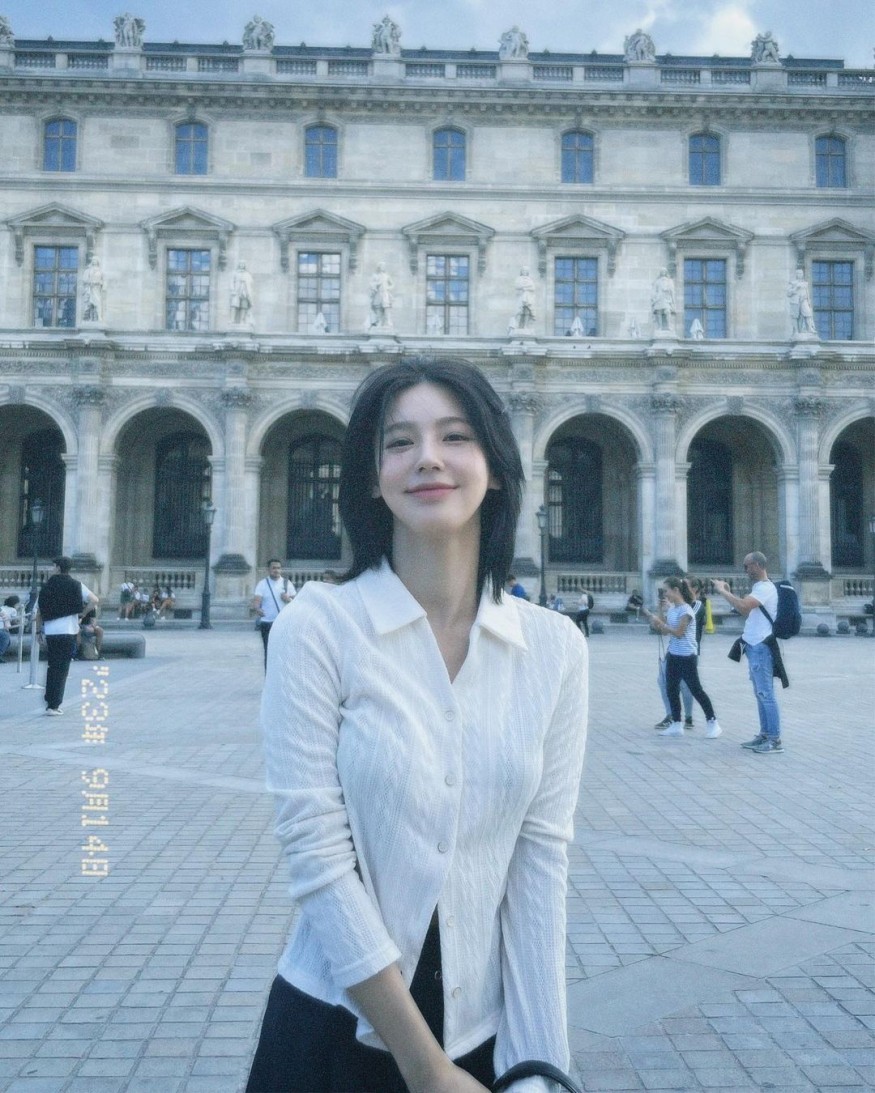 (G)I-DLE Mi-yeon, bold shirt fashion with undone buttons