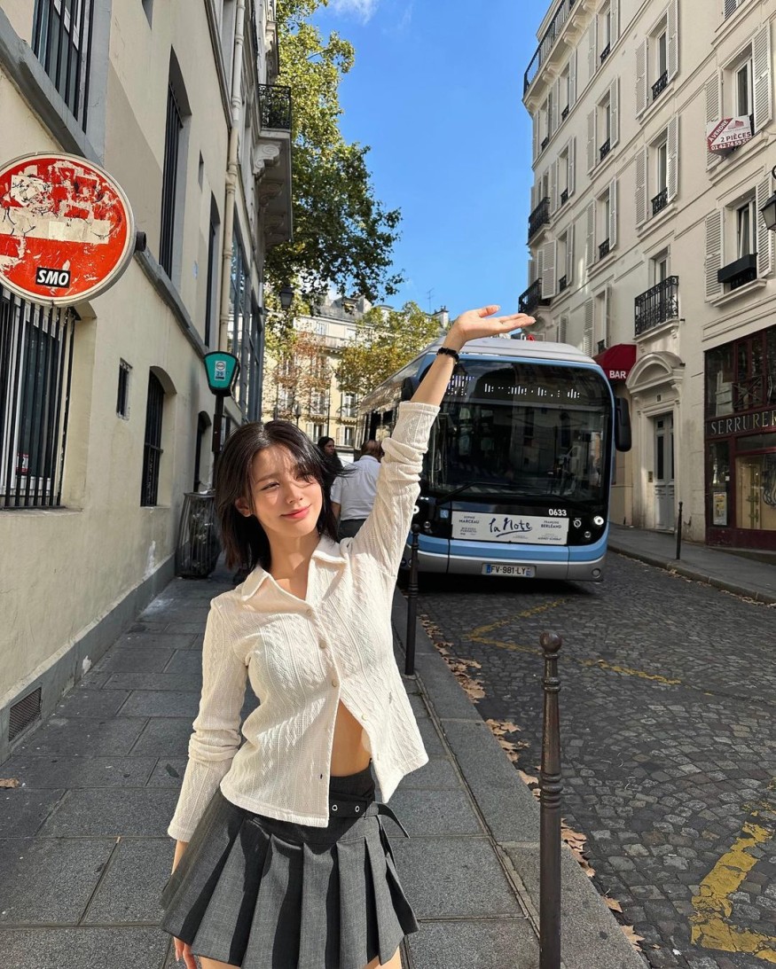 (G)I-DLE Mi-yeon, bold shirt fashion with undone buttons