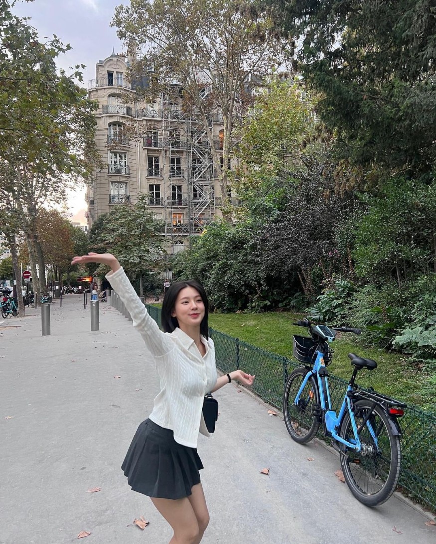 (G)I-DLE Mi-yeon, bold shirt fashion with undone buttons