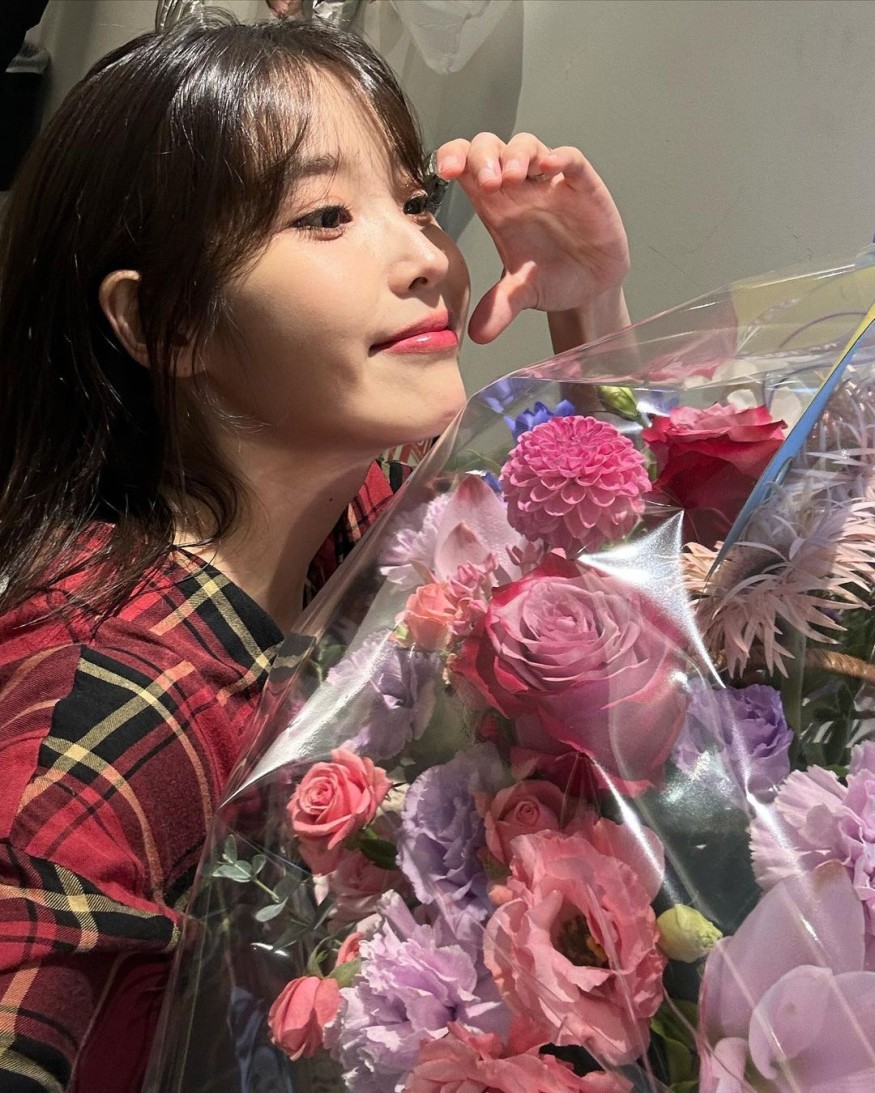 IU, from chic charm to innocent fairy... “Let’s get it in October too”