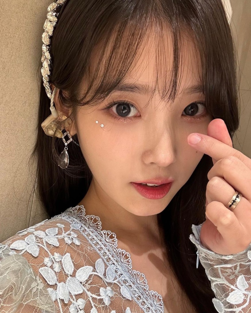 IU, from chic charm to innocent fairy... “Let’s get it in October too”