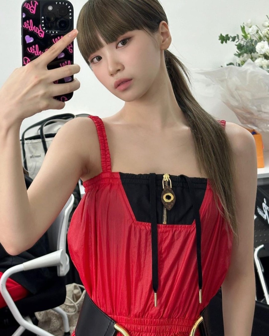 LE SSERAFIM Chae-won, full bang hair, small face that looks as if it will disappear... perfect visuals