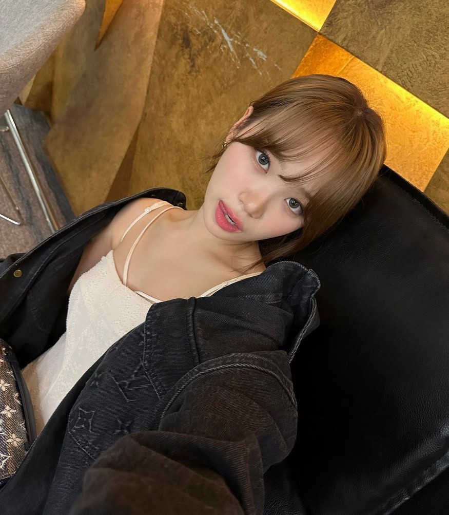 LE SSERAFIM Chae-won, full bang hair, small face that looks as if it will disappear... perfect visuals