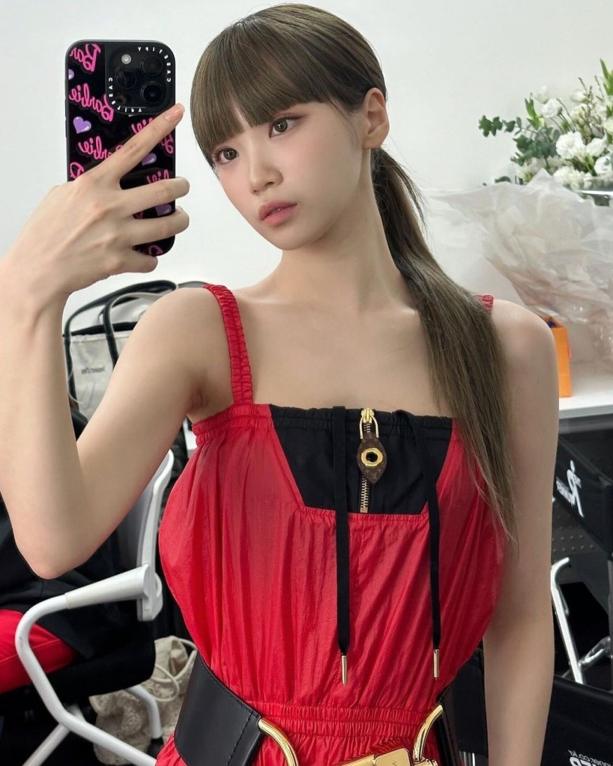 LE SSERAFIM Chae-won, full bang hair, small face that looks as if it will disappear... perfect visuals