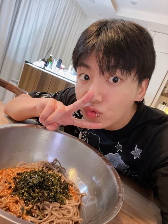 “I will eat well” BTS Jungkook, proof shot of Yangpoon Makguksu dish... Fans all over the world go ‘gulp ♥’
