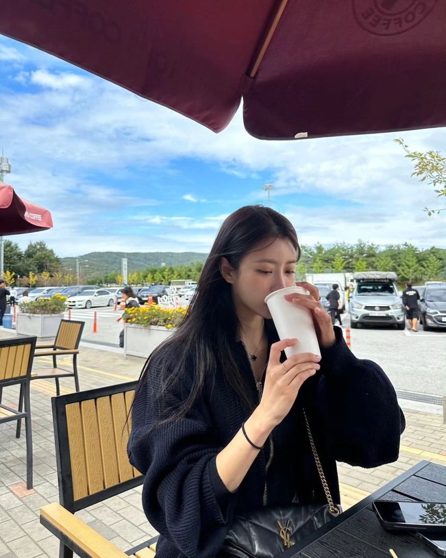 Lee Mi-joo, travels innocently with long hair