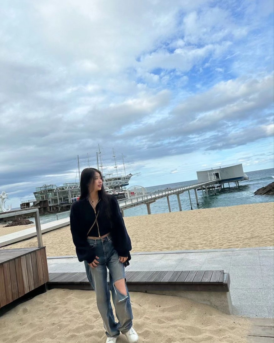Lee Mi-joo, travels innocently with long hair