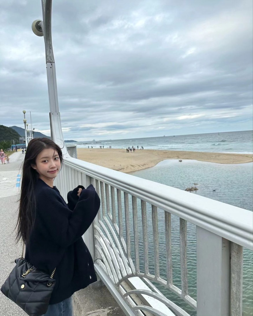 Lee Mi-joo, travels innocently with long hair