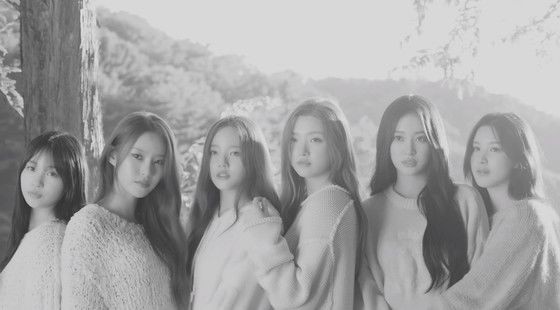 Weeekly in the black and white forest, surprise comeback spoiler video released