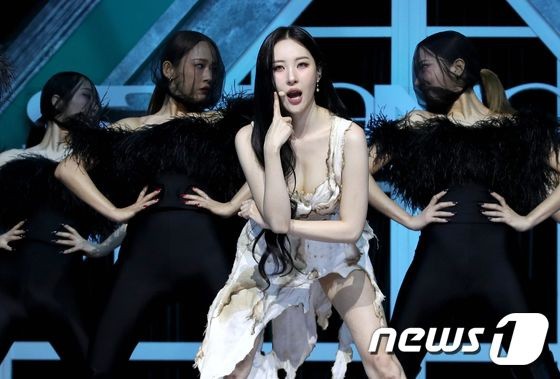 “Sunmi-ness instead of novelty” Sunmi, ‘Stranger’ is 4-dimensional, comical, and bizarre