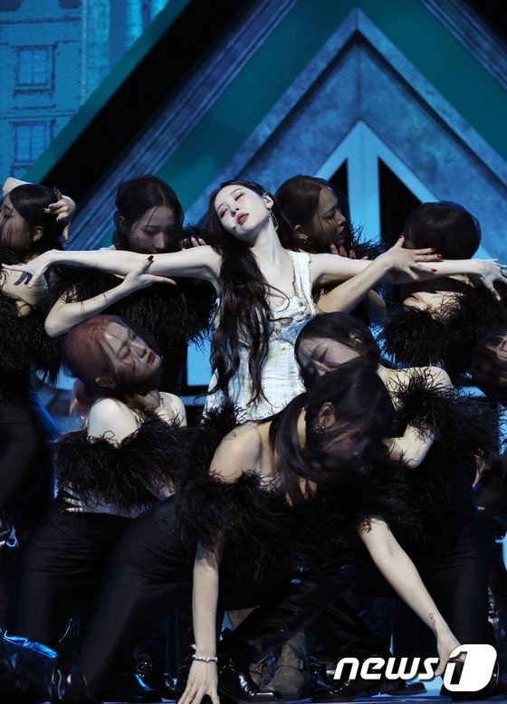 “Sunmi-ness instead of novelty” Sunmi, ‘Stranger’ is 4-dimensional, comical, and bizarre