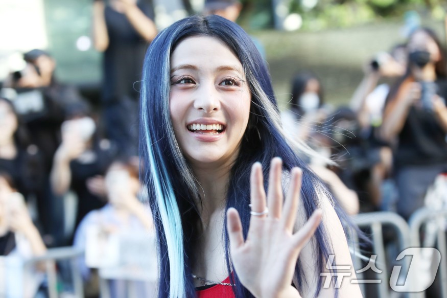 Yunjin's smile is as fragrant as a flower, leaving a lasting impression.